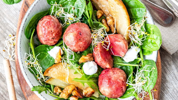 Rote-Bete-Knödel auf Salat mit Walnüssen, Birne & Ziegenkäse: Unser winterliches Rezept
