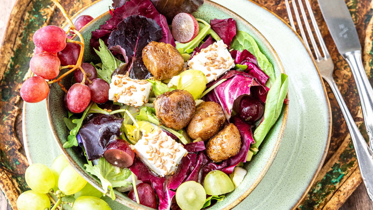 Salat mit Ofen-Maronen, Feta & Weintrauben: Dieses gesunde Rezept ist unser neuer Saison-Liebling