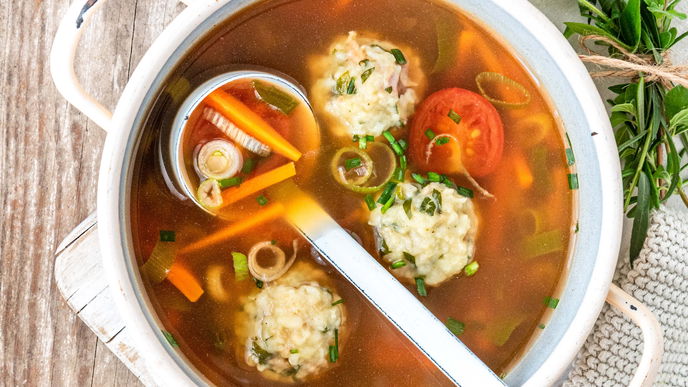 Speckknödel-Gemüse-Suppe: Dieses Rezept ist perfekt für kalte Tage, an denen Sie es deftig lieben 