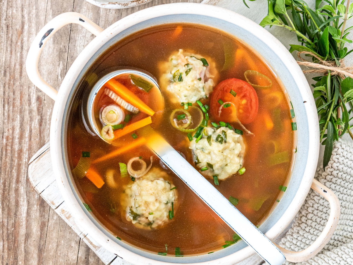 Speckknödel-Suppe