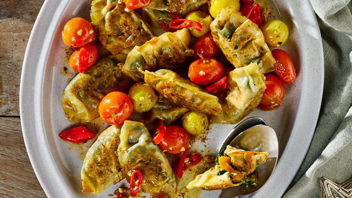 Spinat-Dumplings mit Chili-Zimt-Tomaten: Bei diesem Rezept treffen asiatische Aromen auf Weihnachten