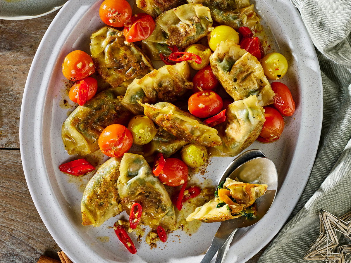 Spinat-Dumplings mit Chili-Zimt-Tomaten
