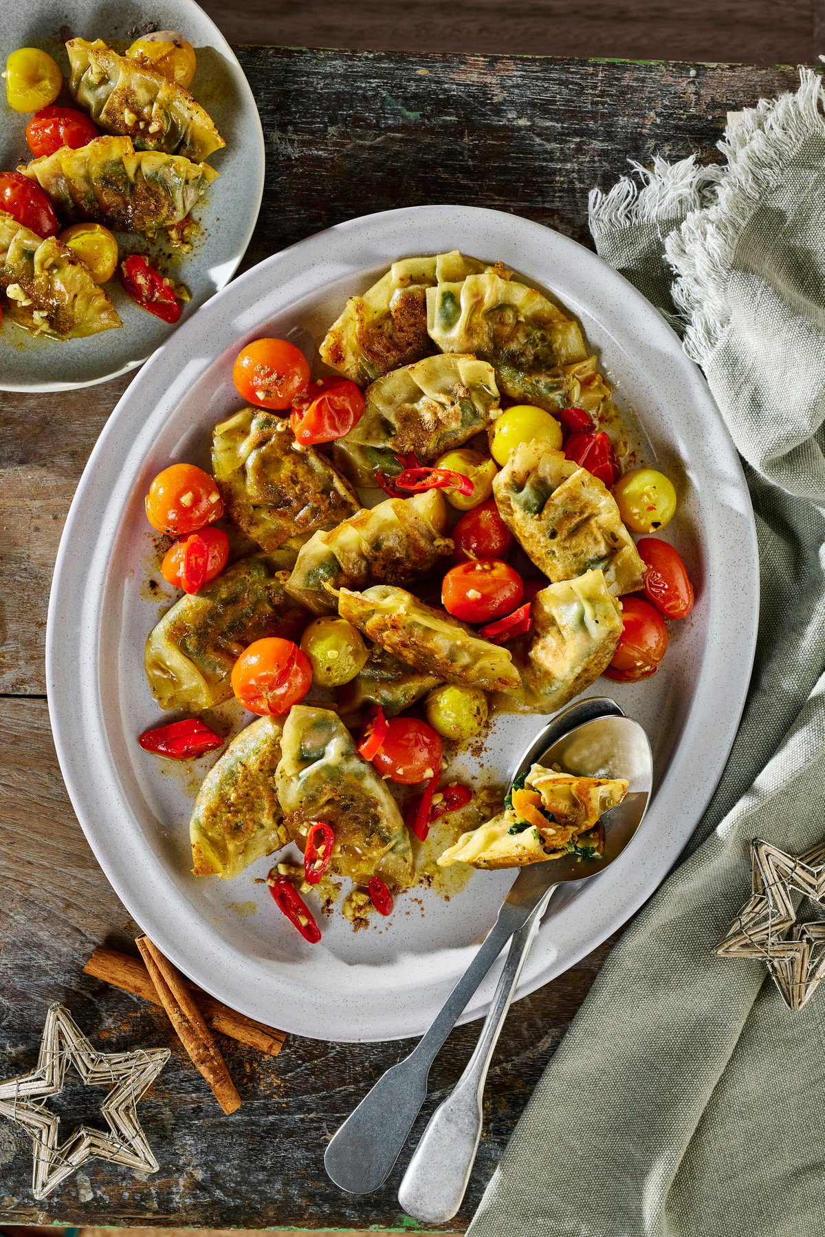 Spinat-Dumplings mit Chili-Zimt-Tomaten