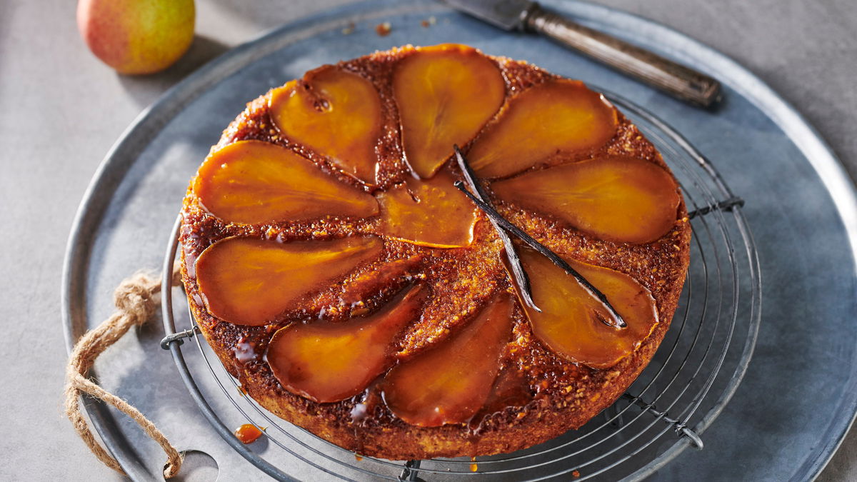 Bei dem Rezept für unseren gestürzten Upside-Down-Birnenkuchen stehen alle Geschmacksknospen Kopf 