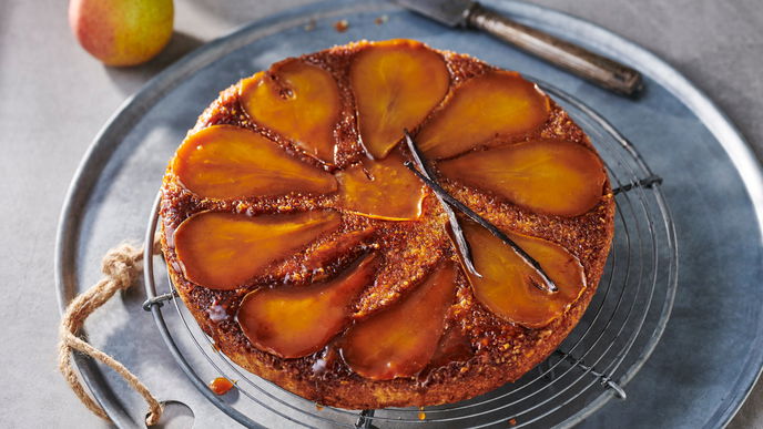 Bei dem Rezept für unseren gestürzten Upside-Down-Birnenkuchen stehen alle Geschmacksknospen Kopf