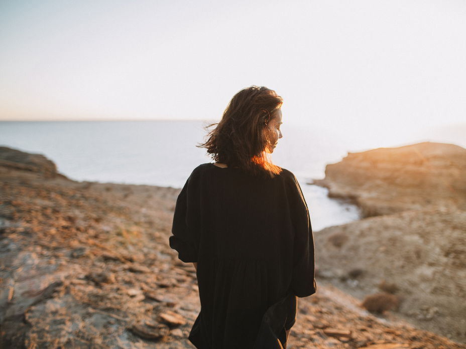 Frau am Meer auf Gran Canaria
