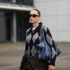 Oma-Muster sind zurück! So kombinieren wir die angesagten Argyle-Pullover im Winter 2025/26