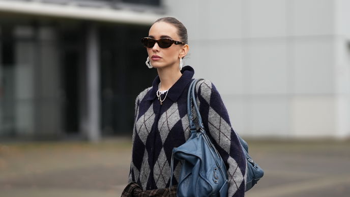 Oma-Muster sind zurück! So kombinieren wir die angesagten Argyle-Pullover im Winter 2025/26