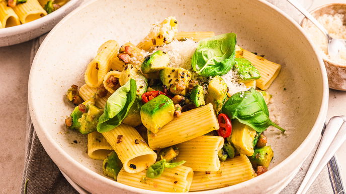 Blitzschnell & unwiderstehlich: Unsere Avocado-Pasta mit Bacon ist in nur 25 Minuten fertig!