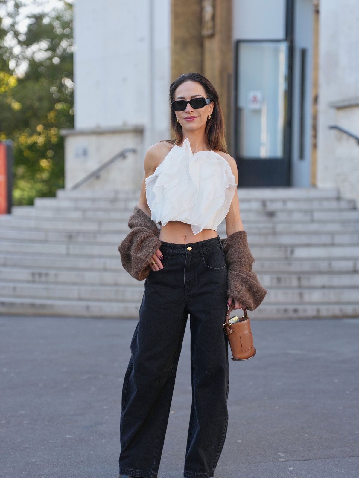Faru trägt Barrel Jeans