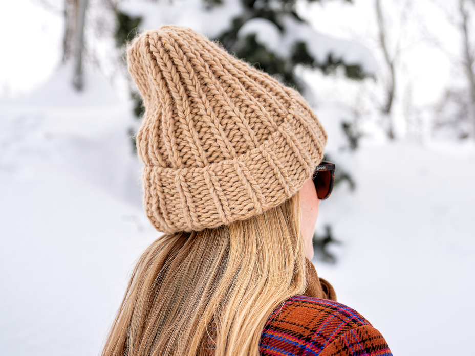 Frau mit selbst gestrickter Beanie