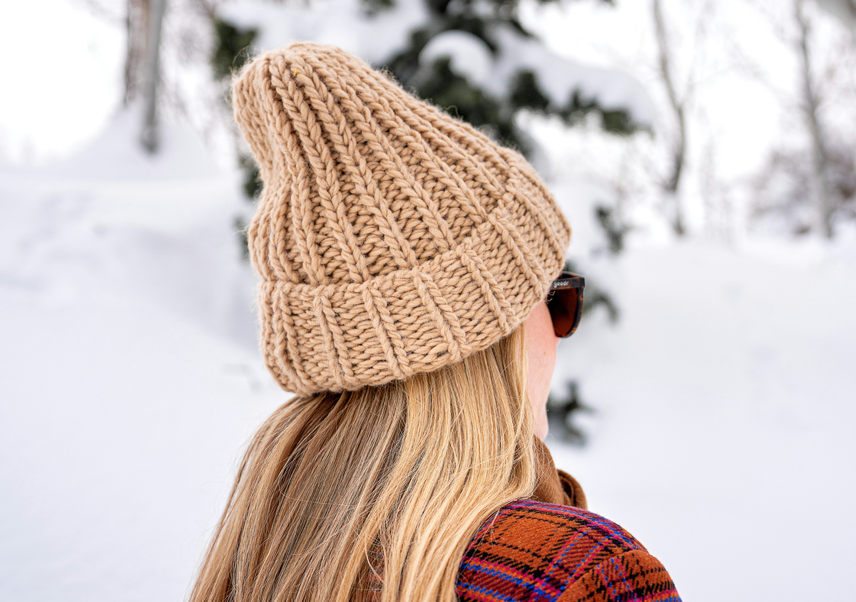Frau mit selbst gestrickter Beanie