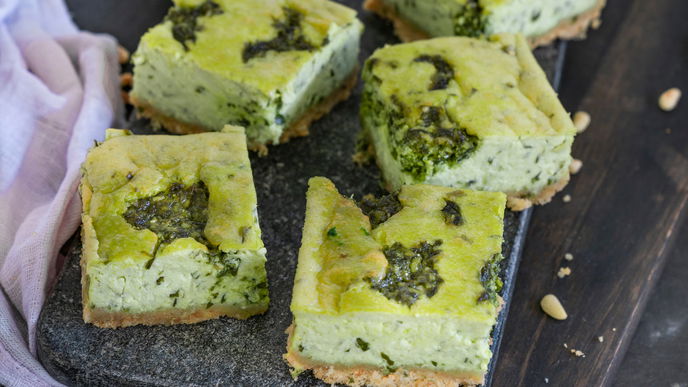 Herzhafte Cheesecake-Würfel mit Bärlauch: Das Rezept für alle, die lieber salzig als süß essen