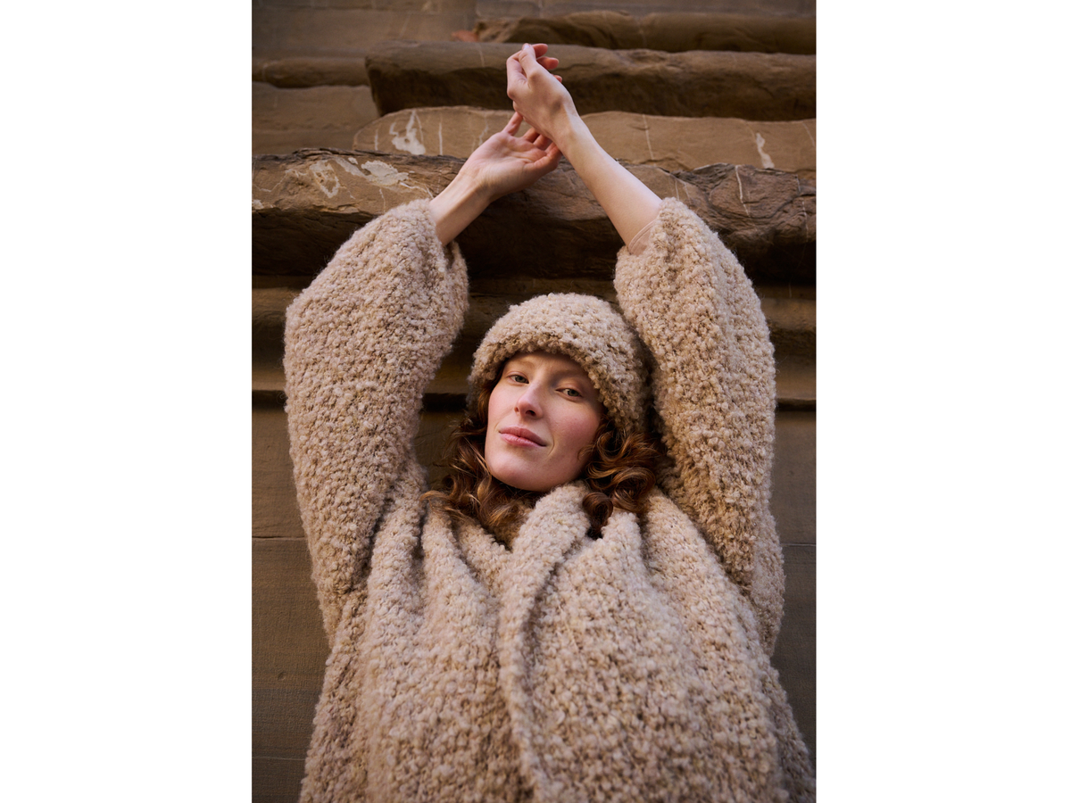 Model mit Flausch-Mütze von Lana Grossa