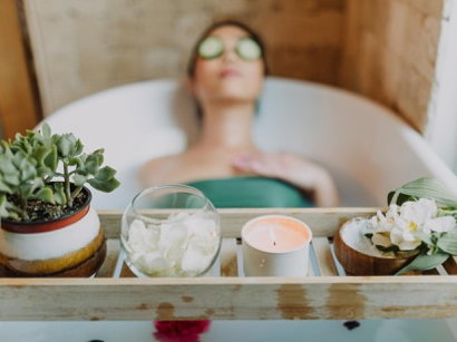 Frau liegt in der Badewanne