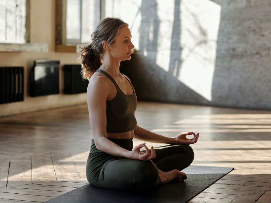 Eine Frau macht eine Meditation