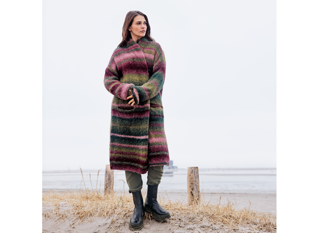 Model in gestreiftem Strickmantel Gigante von Lana Grossa