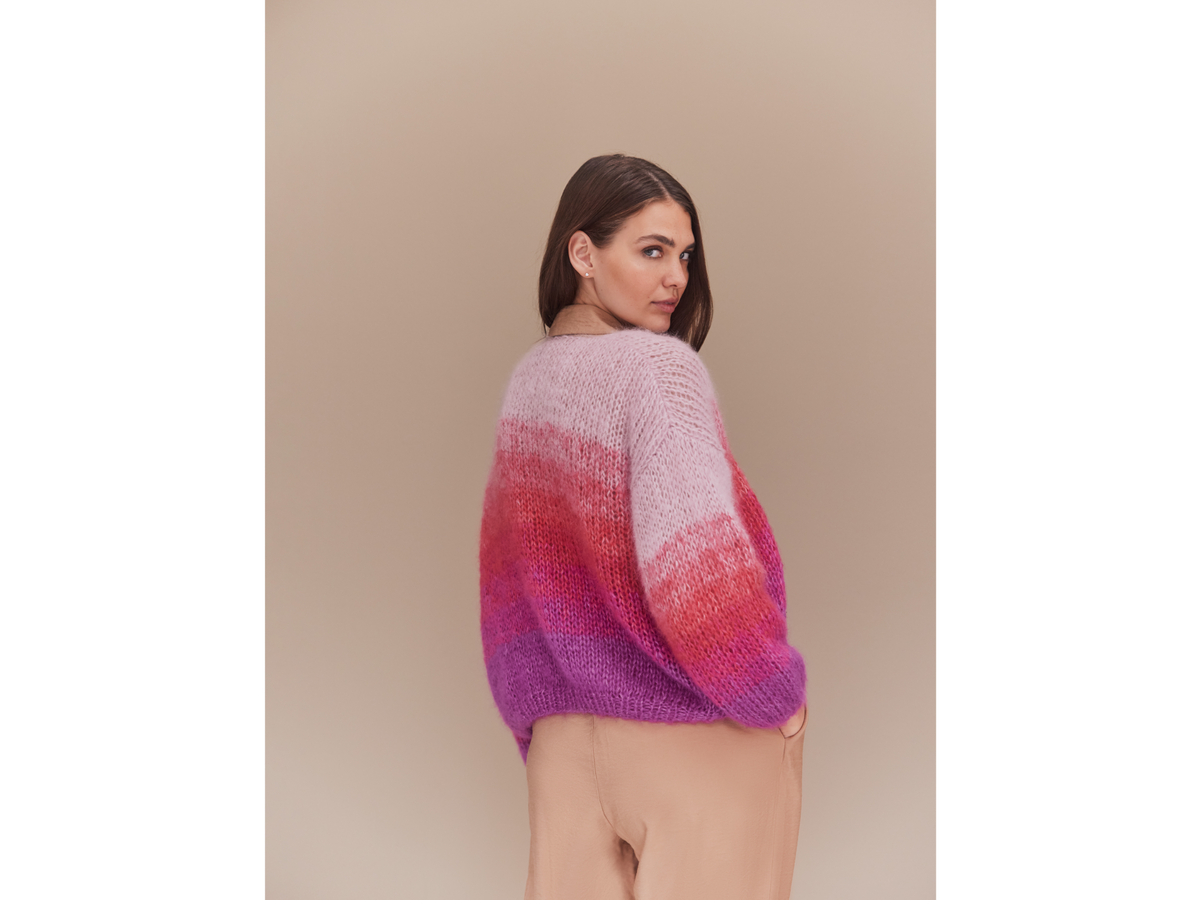 Model in gestricktem Isemarkt-Cardigan mit Farbverlauf