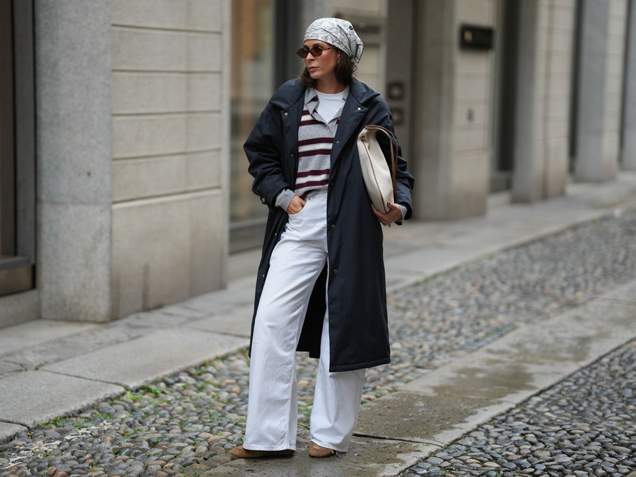 Frau trägt weiße Jeans