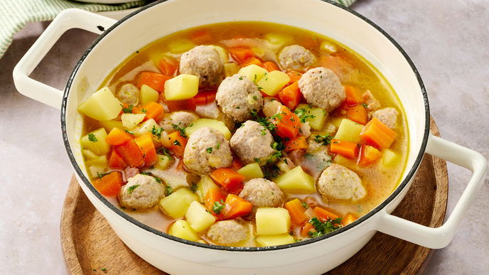Kartoffel-Möhren-Eintopf mit Klößchen aus Bratwurst: Unser deftiges Rezept schmeckt wie bei Oma