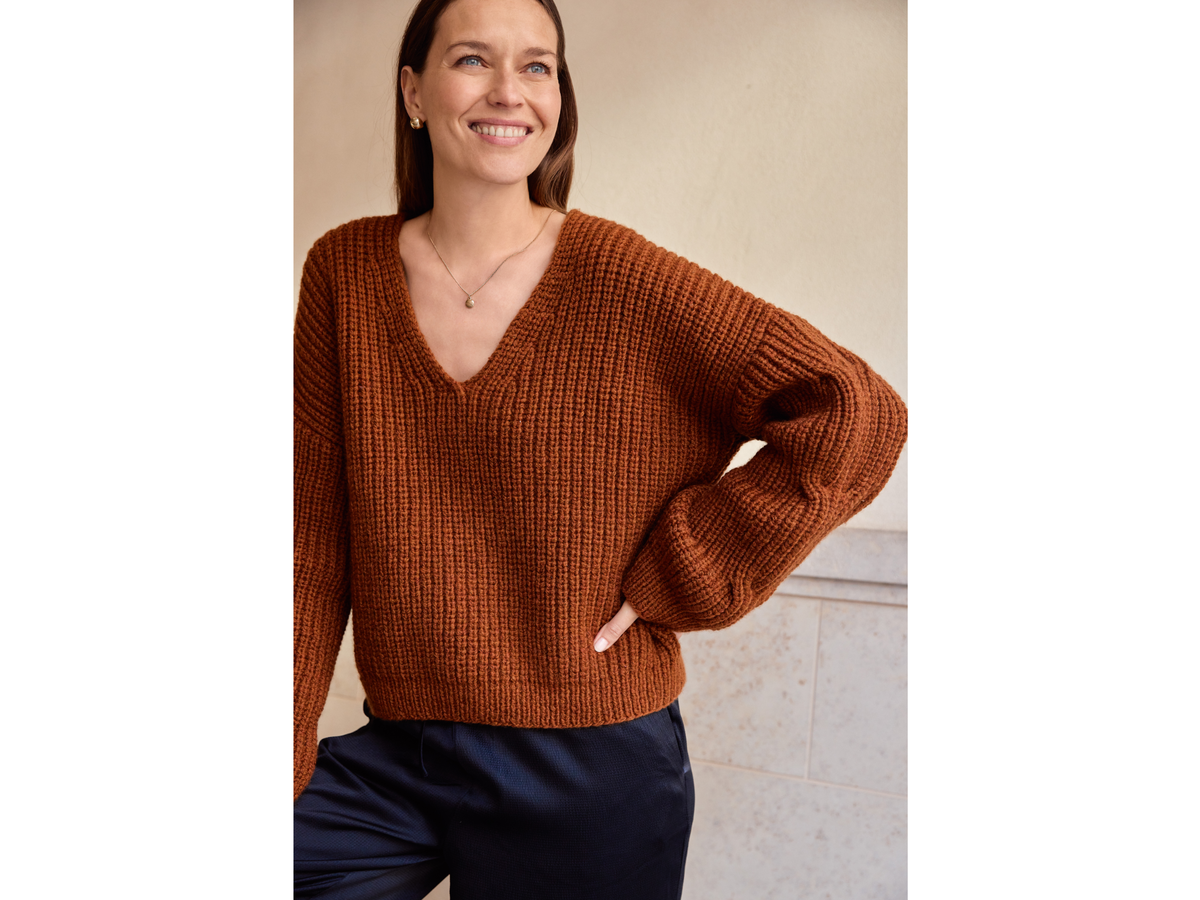 Model mit karamellfarbenem Kaschmirpullover mit V-Ausschnitt von Lana Grossa