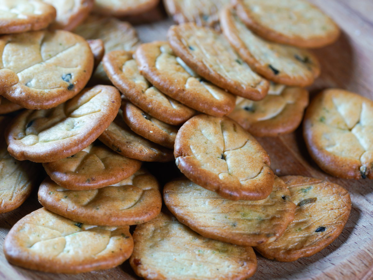 Oliven-Cracker mit Chili