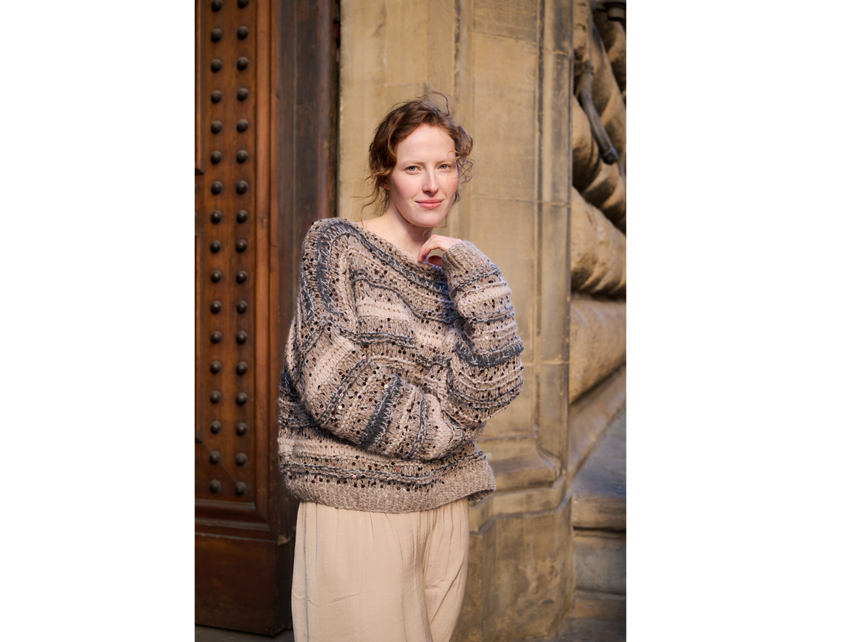 Model in funkelndem Strickpullover mit Pailletten von Lana Grossa