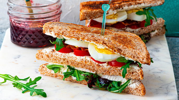 Besser als jedes Sandwich: Unser Rezept für Tramezzini mit Ei, Bacon & Camembert in 20 Minuten