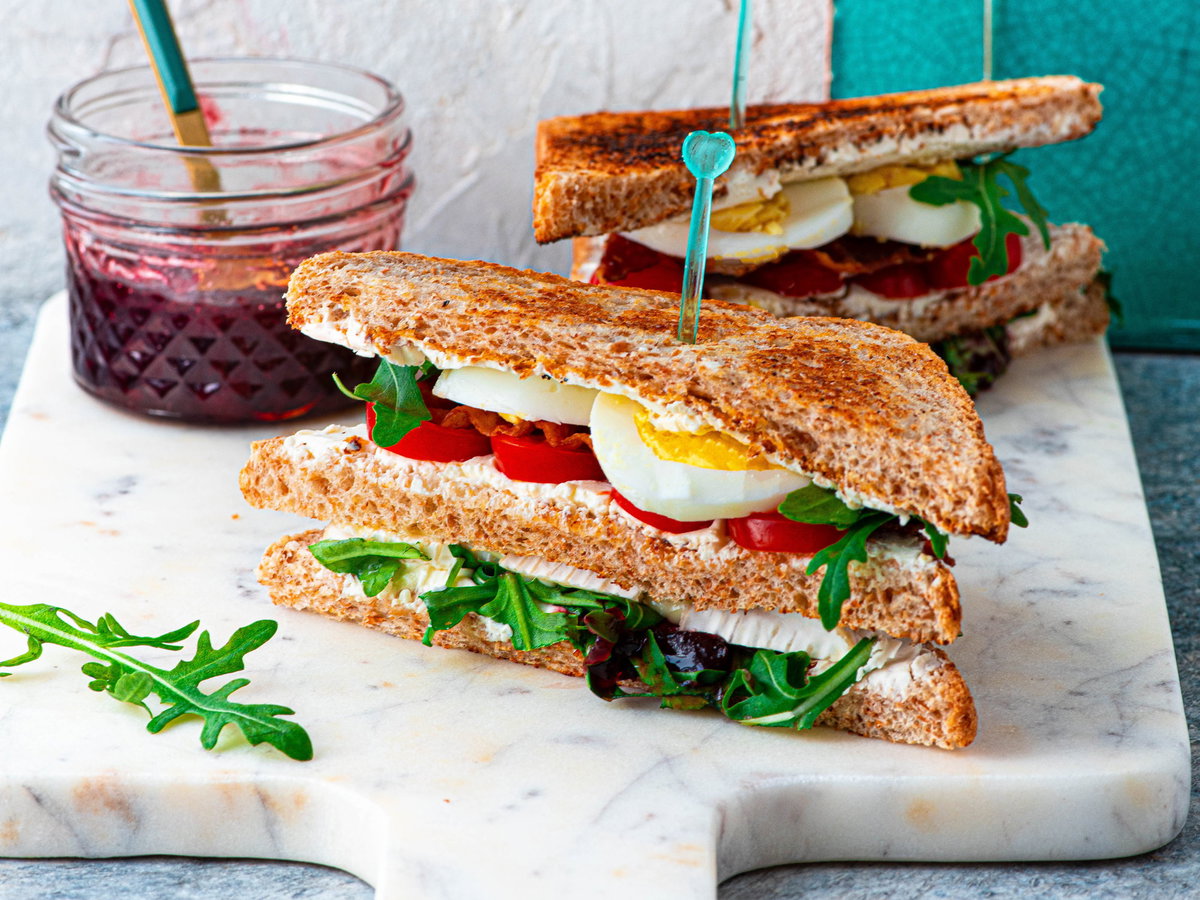 Tramezzini mit Ei und Bacon