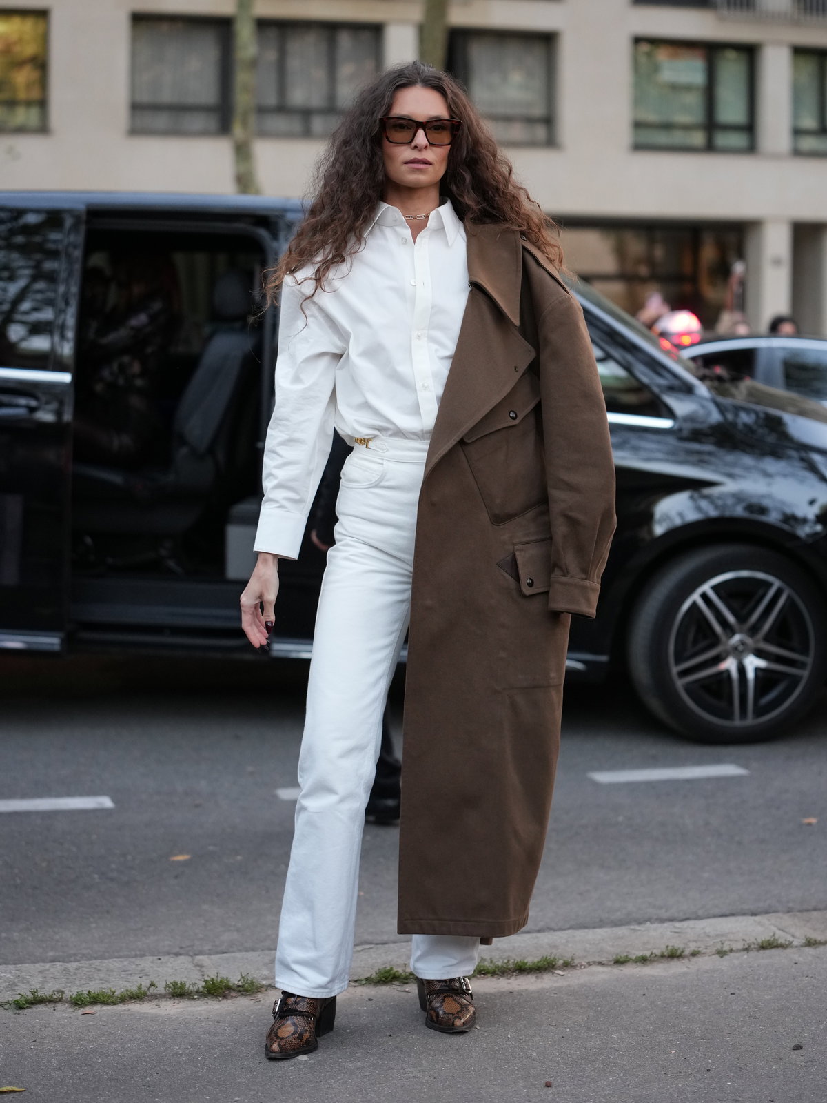Frau trägt weiße Jeans
