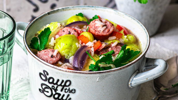 Seelenwärmer im Teller: Rezept für winterliche Reissuppe mit Rosenkohl & herzhafter Mettwurst