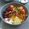 Vegetarisch, lecker & gut: Rezept für gesunde Couscous-Bowl mit Süßkartoffeln & Kichererbsen