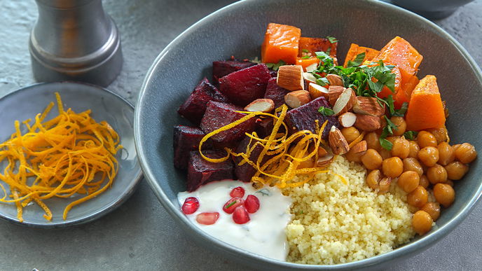 Vegetarisch, lecker & gut: Rezept für gesunde Couscous-Bowl mit Süßkartoffeln & Kichererbsen