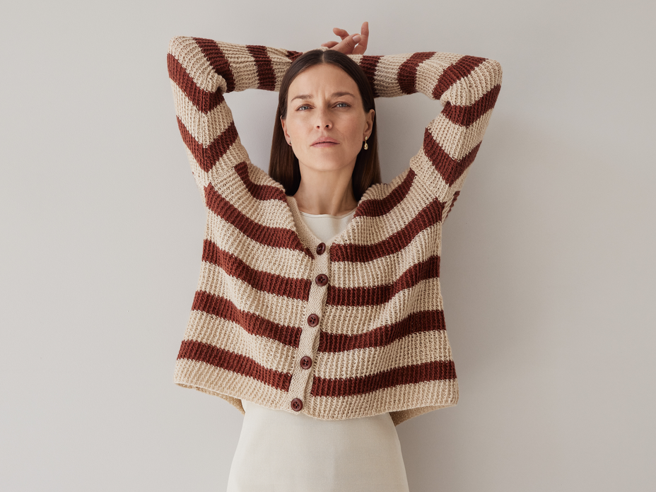 Model in Ecopuno Strickjacke von Lana Grossa