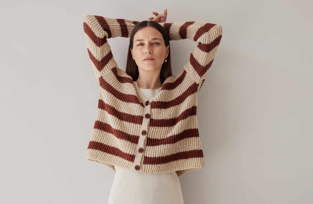 Model in Ecopuno Strickjacke von Lana Grossa
