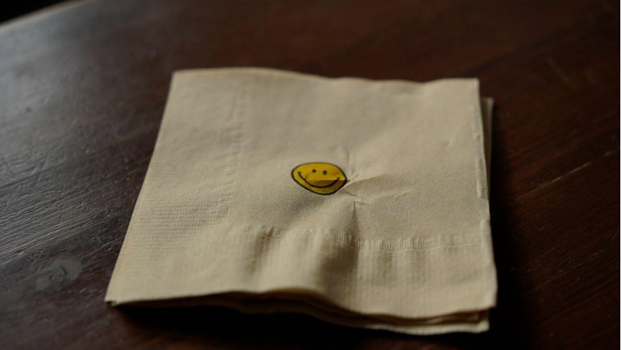 Eine Serviette bedruckt mit Smiley