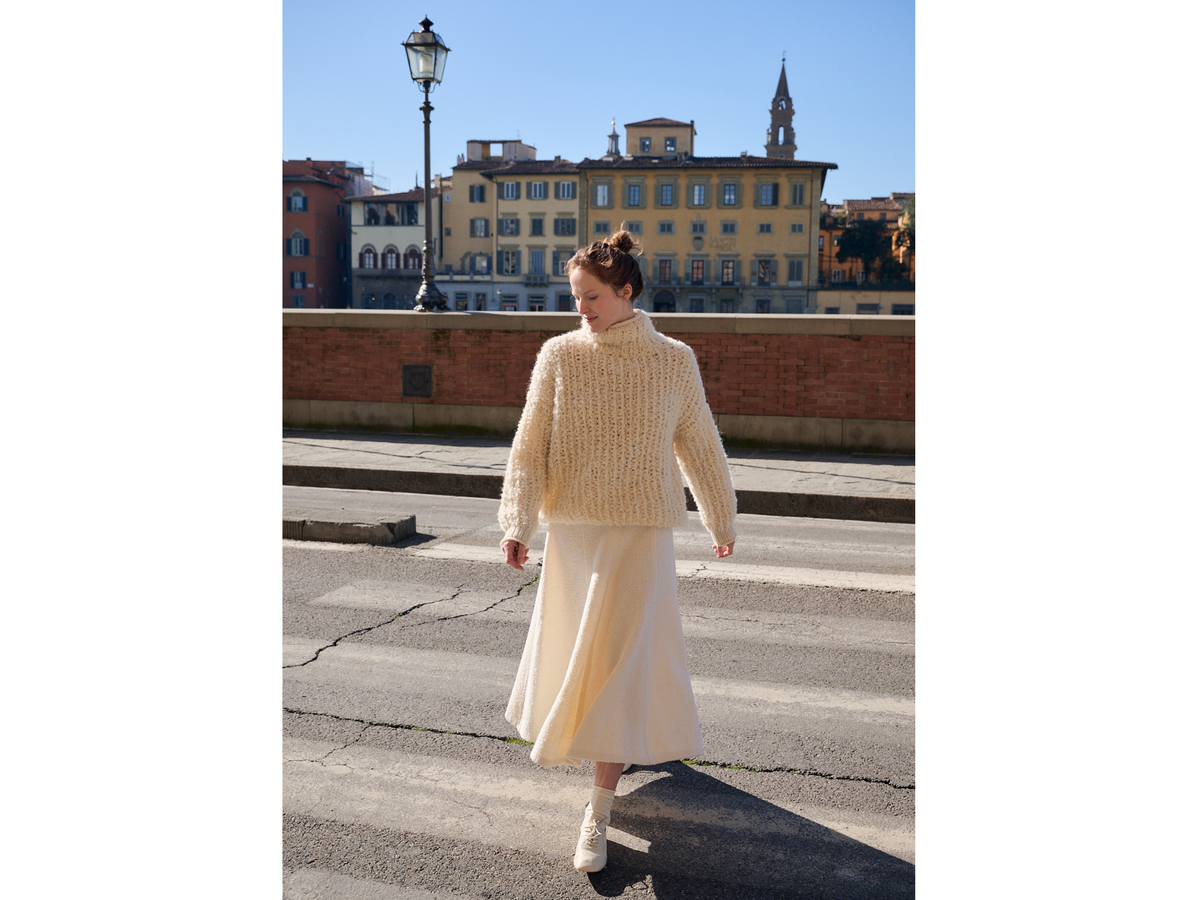 Model in flauschigem Rollkragenpullover von Lana Grossa
