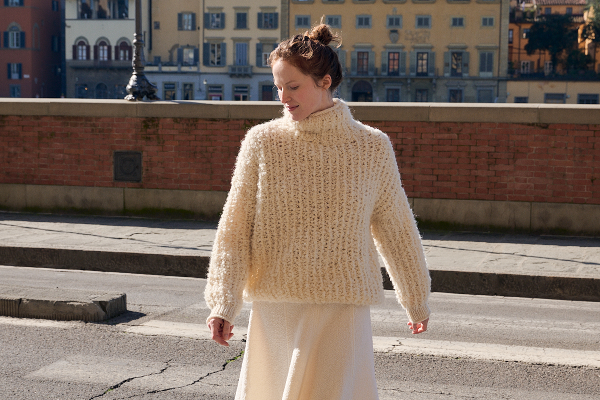 Model in flauschigem Rollkragenpullover von Lana Grossa
