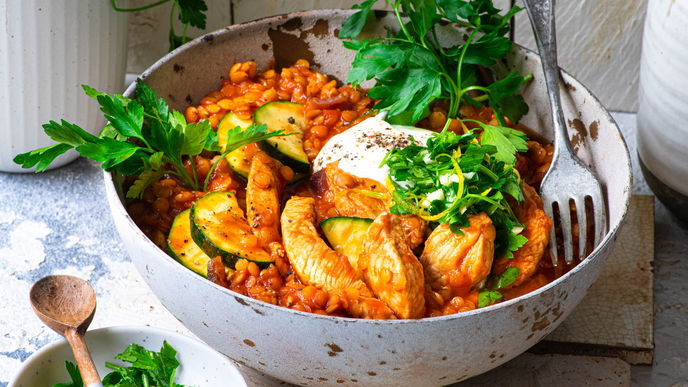 Hähnchen-Gulasch mit Linsen: Das leichte Rezept mit extra viel Eiweiß für kalte Tage