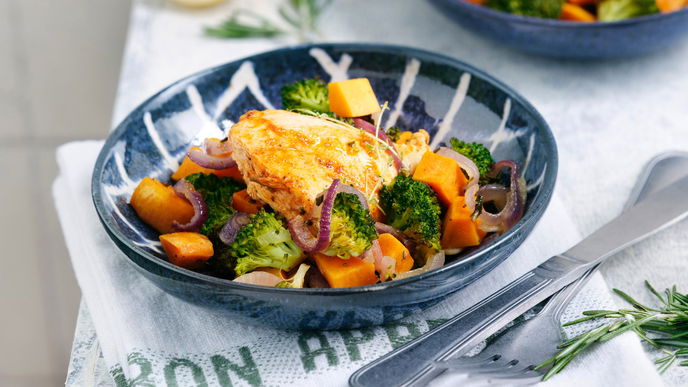 Hähnchenbrust auf Gemüse aus dem Ofen: Unser einfaches Rezept für ein gesundes Abendessen
