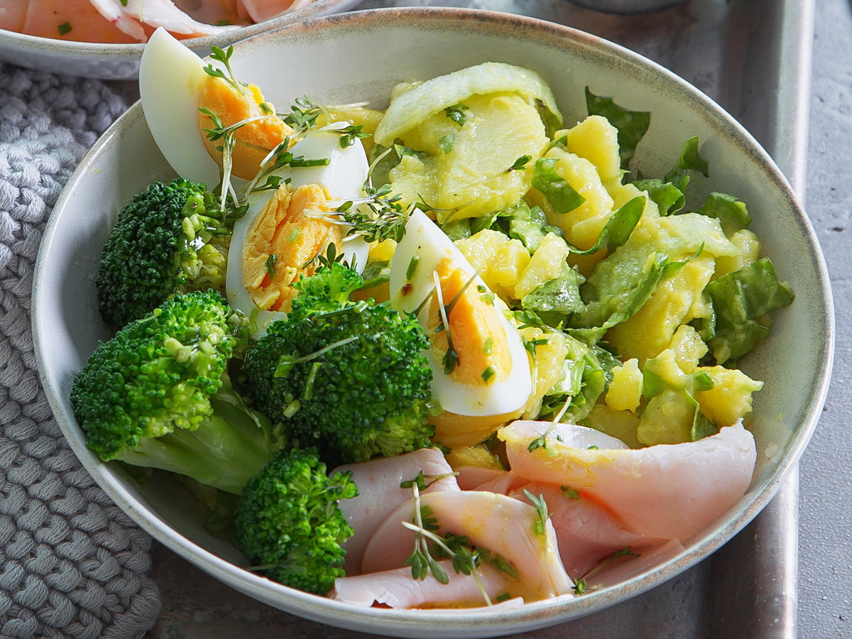 Kartoffelsalat-Bowl mit Schinken & Ei