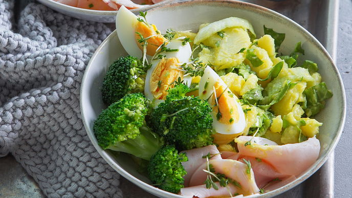 Nur 432 Kalorien pro Portion: Schnelles Rezept für Kartoffelsalat-Bowl mit Schinken & Ei