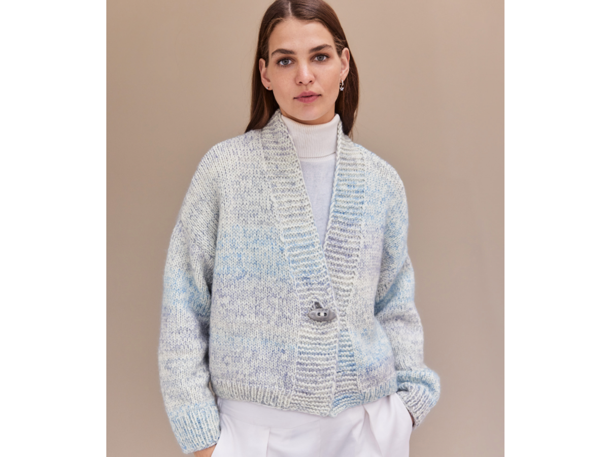 Model in Kuschelstrickjacke von Lana Grossa