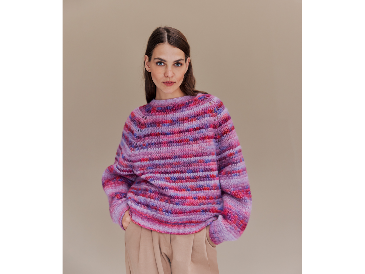 Model in buntem Top-Down-Pullover von Lana Grossa