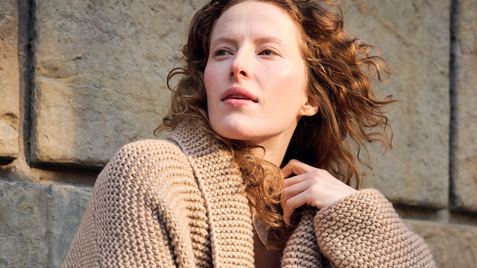 Kuscheltrend zum Nachstricken: Diese Strickjacke mit Schalkragen von Lana Grossa ist ein Traum