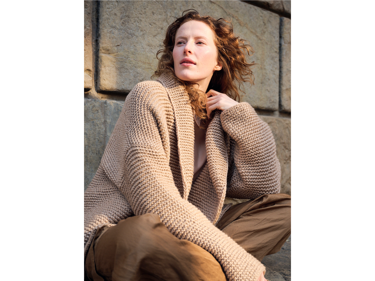 Model mit Schalkragen-Strickjacke von Lana Grossa