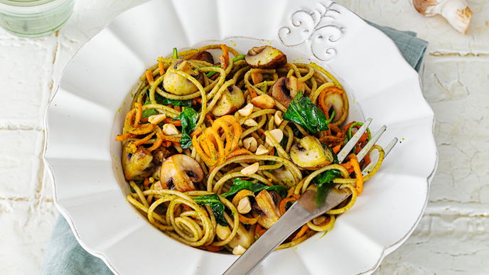 Vollkorn-Spaghetti mit Möhren & Spinat-Pesto: Unser kalorienarmes Rezept in nur 35 Minuten
