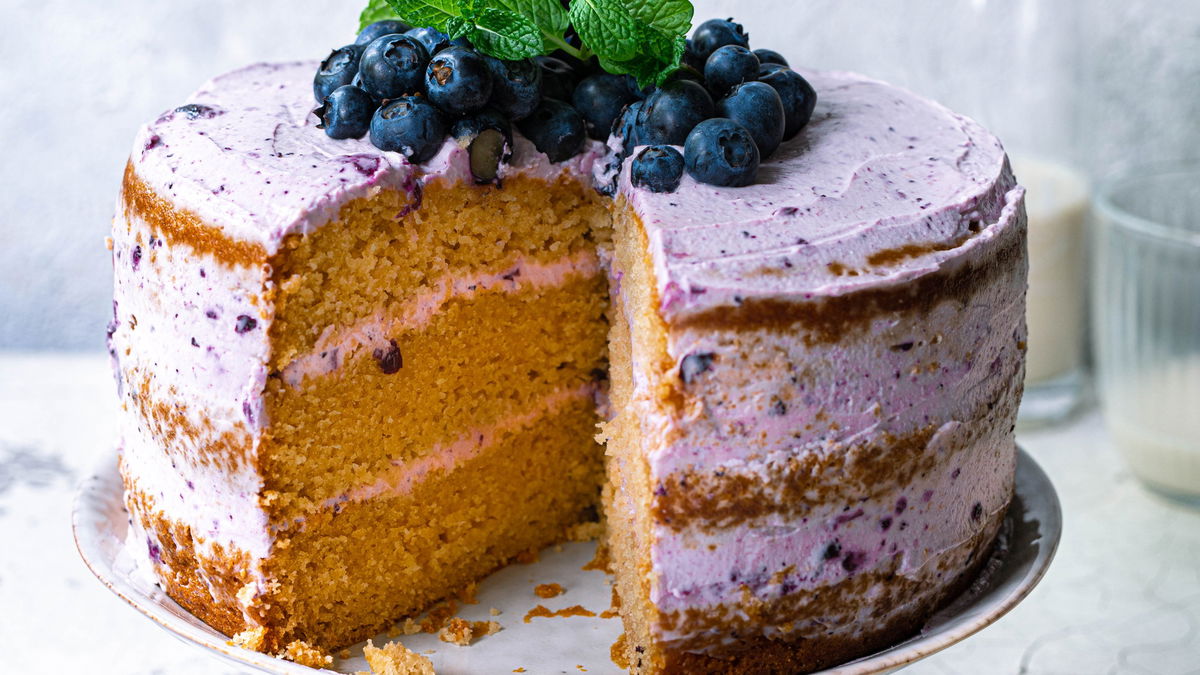 Himmlisch cremig & rein pflanzlich: Unser Rezept für die vegane Blaubeer-Vanilletorte zum Verlieben