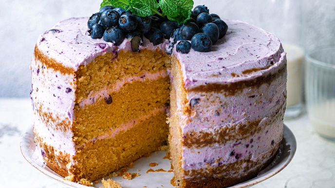 Himmlisch cremig & rein pflanzlich: Unser Rezept für die vegane Blaubeer-Vanilletorte zum Verlieben
