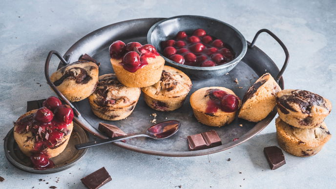 Kindheitsliebe in vegan: Das Rezept für saftige Kirsch-Marmor-Muffins wie bei Oma